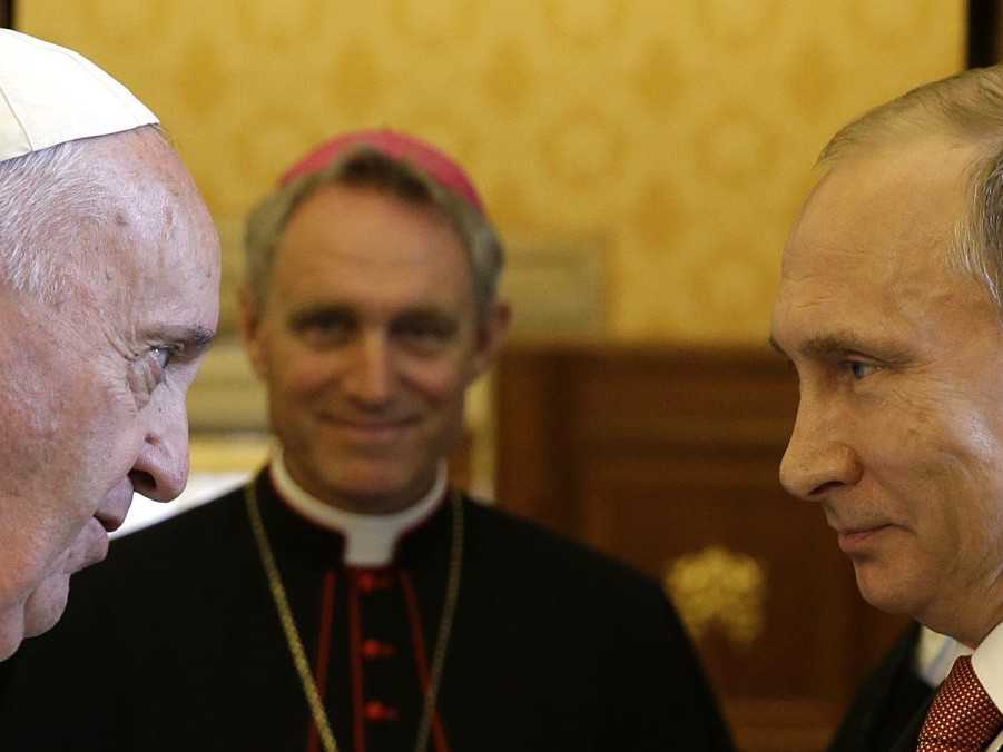 Na archívnej snímke zľava zosnulý pápež František a ruský prezident Vladimir Putin.