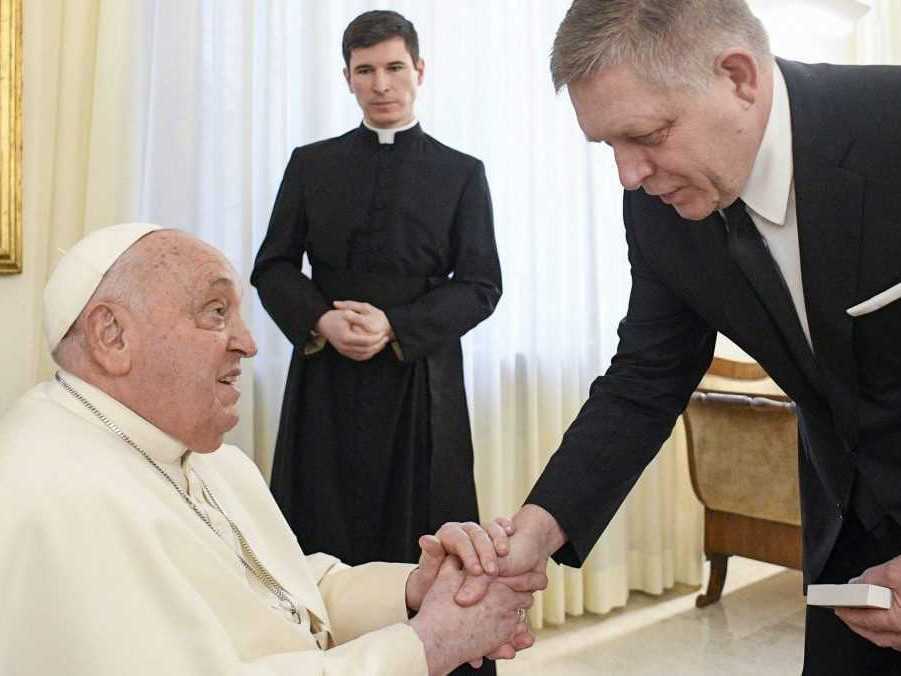 Na snímke R. Fico a pápež František.