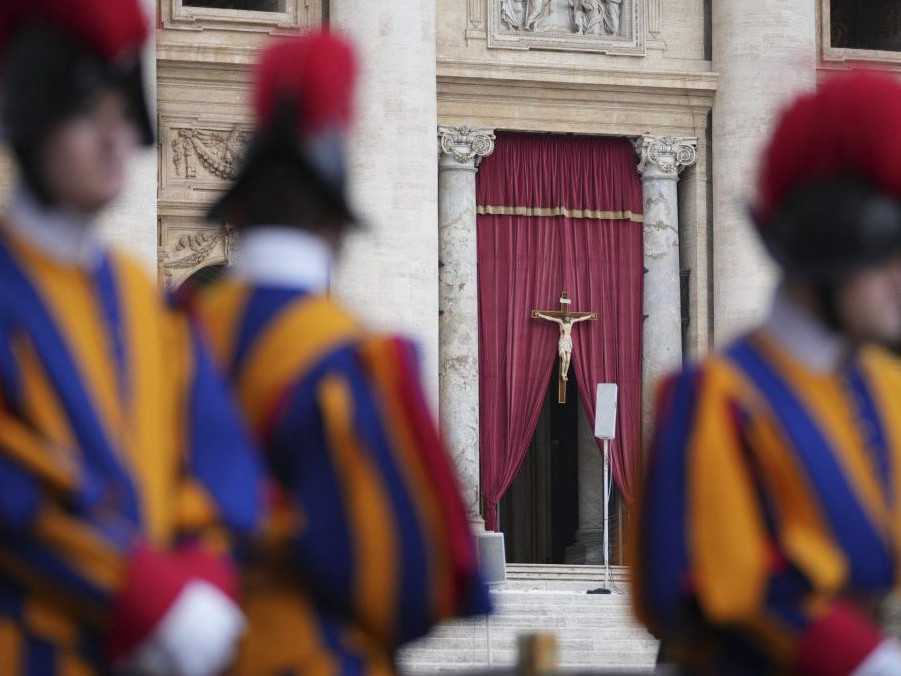Vatikánska Švajčiarska garda pri vchode do Baziliky svätého Petra.