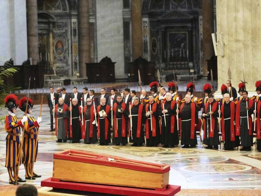 Na Slovensku bude v sobotu z dôvodu úmrtia pápeža štátny smútok