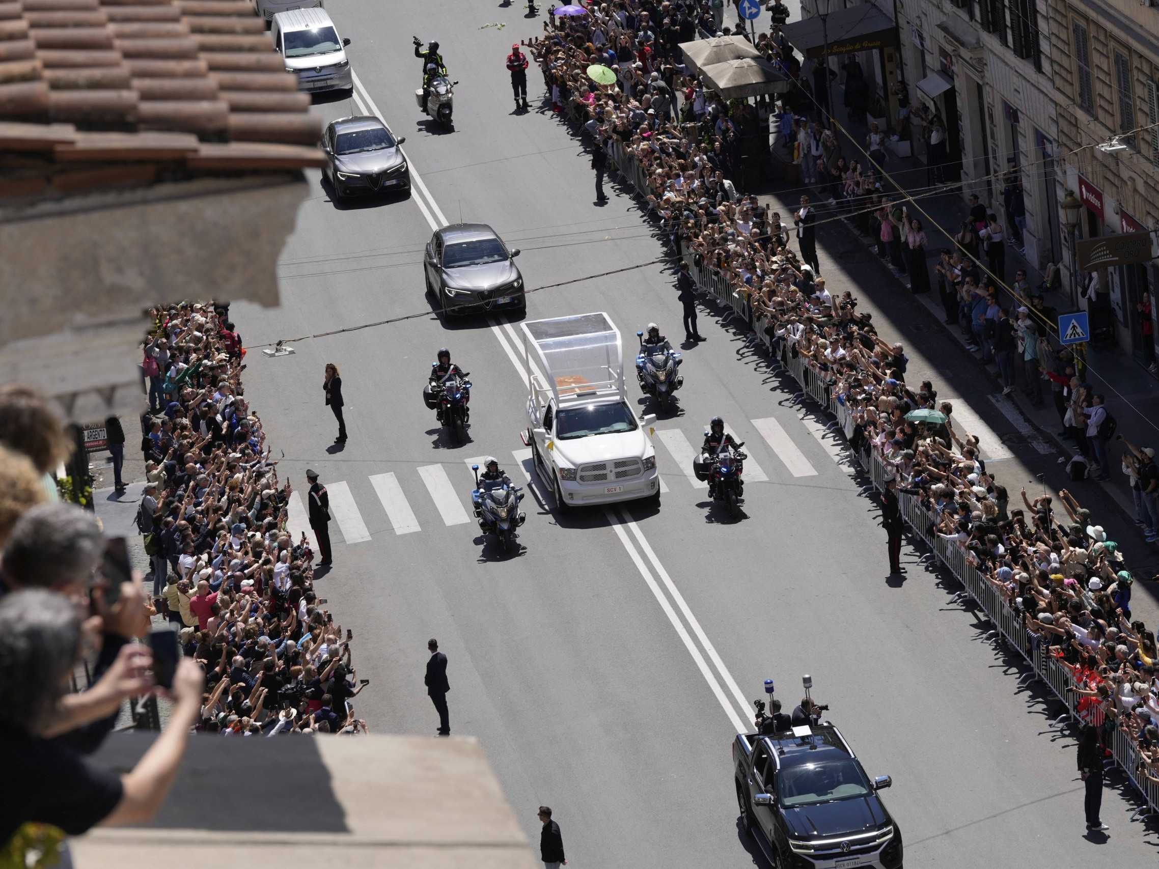 Prevoz rakvy s telom pápeža ulicami Ríma.