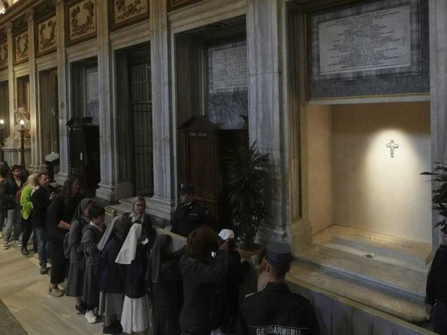 Brány Baziliky Panny Márie Väčšej v Ríme sa v nedeľu ráno otvorili pre veriacich.