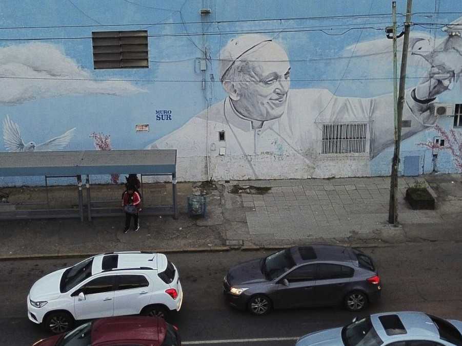 Na snímke nástenná maľba pápeža Františka v argentínskom Buenos Aires.