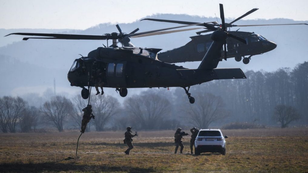 Rezort obrany plánuje nakúpiť vrtuľníky Blackhawk za 150 miliónov dolárov. Opozícia tvrdí, že ide o ojazdené stroje
