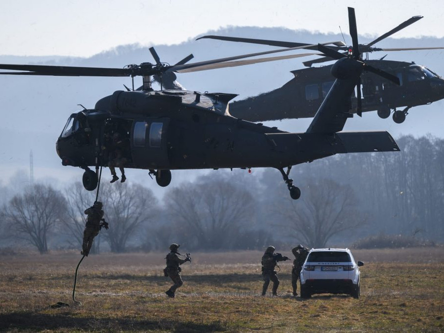 Na ilustračnej snímke dva vrtuľníky Blackhawk.