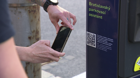 Pozor na podvodníkov, používajú QR kódy na parkomatoch.