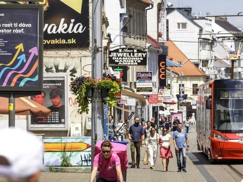 Počet obyvateľov Slovenska vlani znova klesal: Narodilo sa menej ľudí, ako zomrelo. Klesajúci trend tlmila migrácia