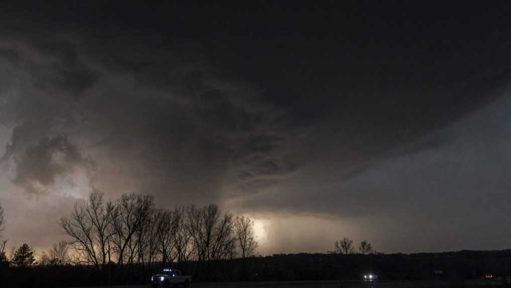 Meteorológovia varujú pred búrkami na východe i strede Slovenska. Pridať sa môžu aj krúpy