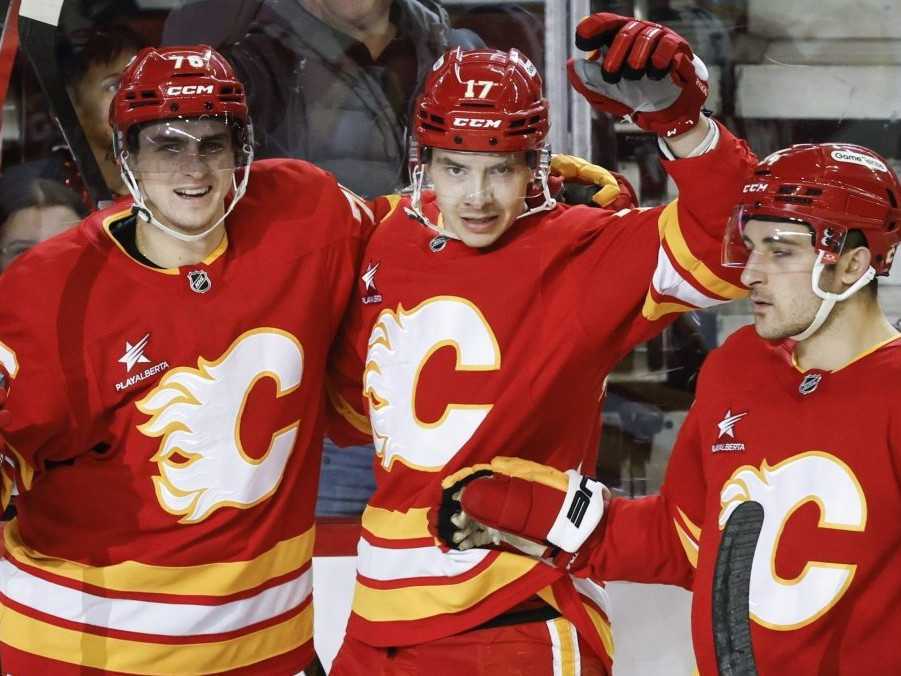 Na snímke Martin Pospíšil sa teší z gólu so svojimi spoluhráčmi.