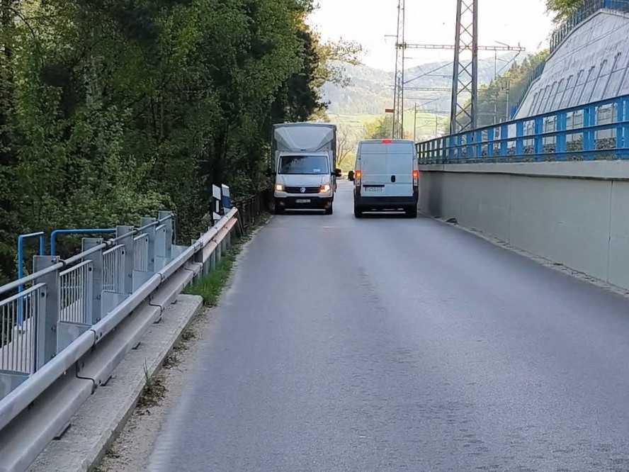 Úzka cesta v Milochove.