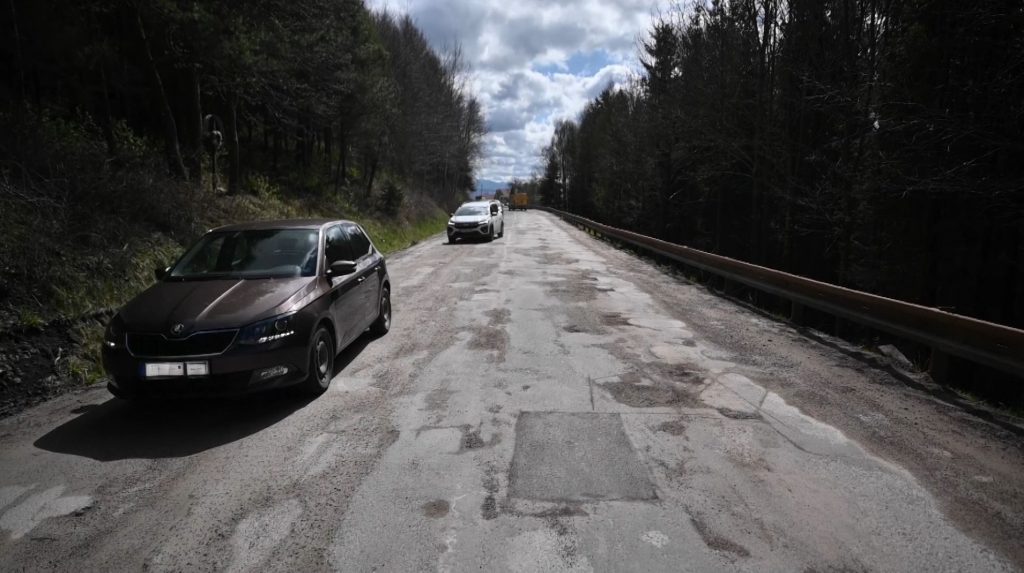 Myslia si, že idú po poľnej ceste: Medzinárodná cesta do Poľska je v katastrofálnom stave