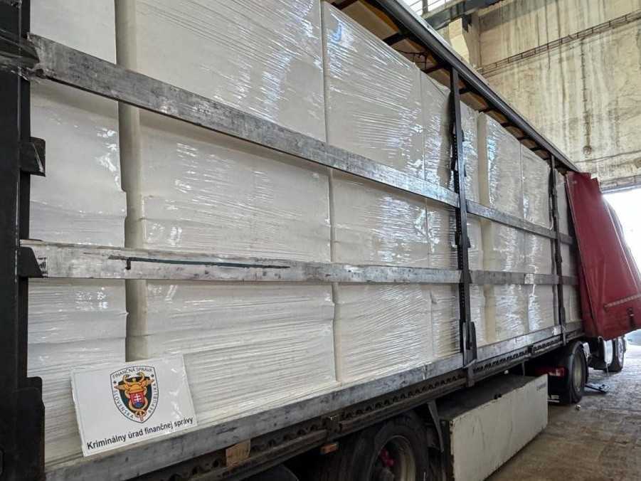 Na snímke kamión naložený nelegálnymi cigaretami.