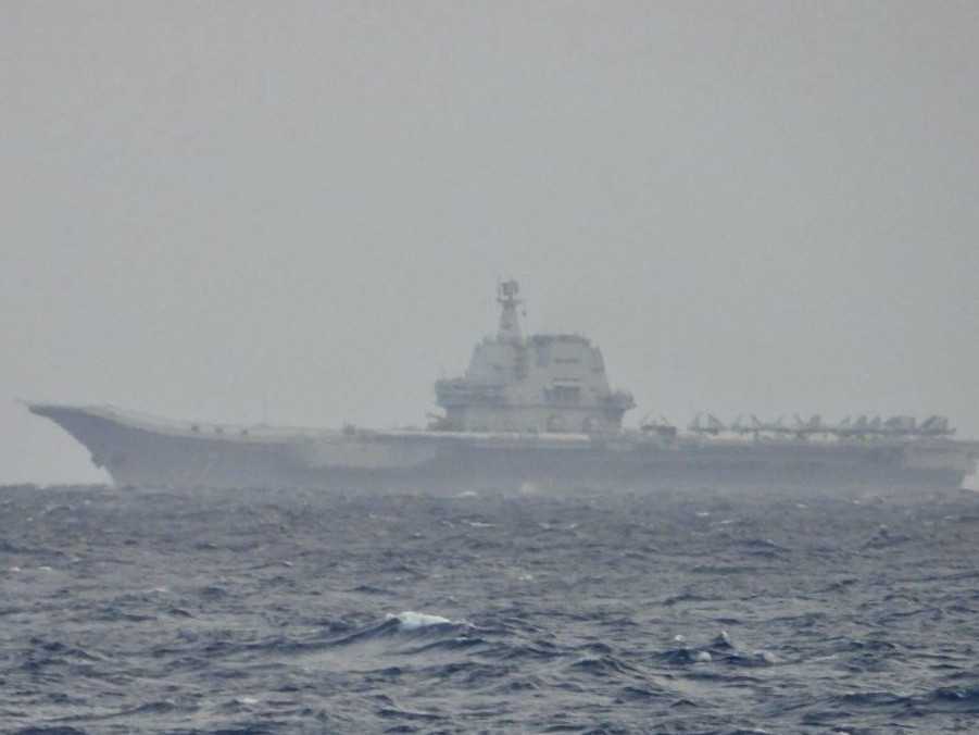 Čínska lietadlová loď plaviaca sa neďaleko Taiwanu.