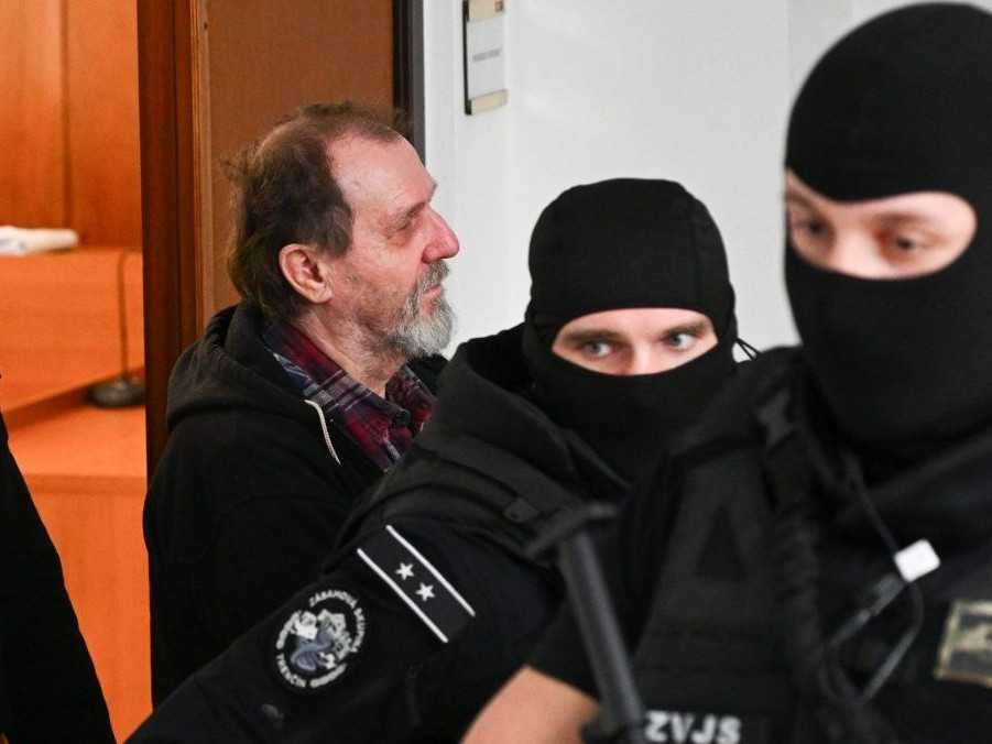 Na snímke Juraj Cintula v sprievode polície.