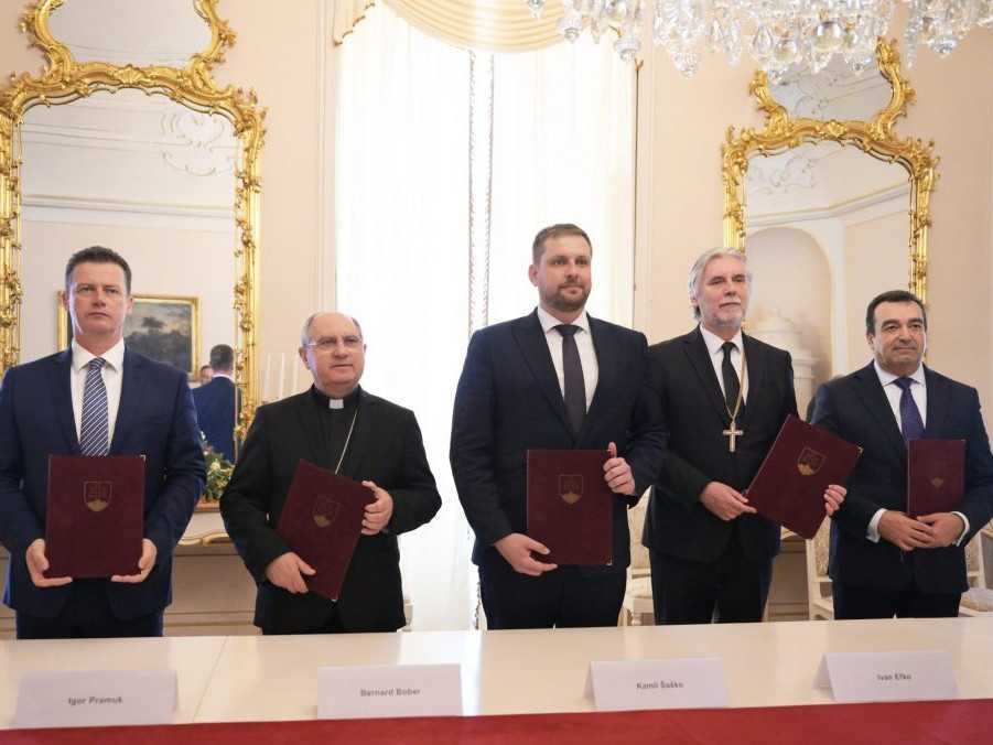 Podpísanie memoranda medzi ministerstvom zdravotníctva a Konferenciou biskupov Slovenska.