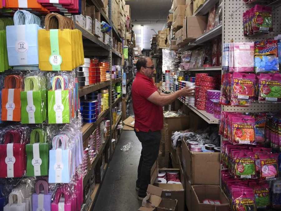 Majiteľ obchodu s párty potrebami, ukladá tovar.