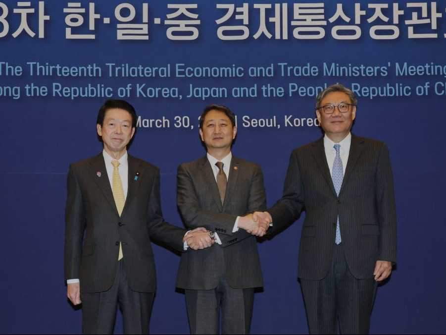 Na snímke juhokórejský minister priemyslu Ahn Duk-geun, uprostred, japonský minister obchodu Yoji Muto a čínsky minister obchodu Wang Wentao.