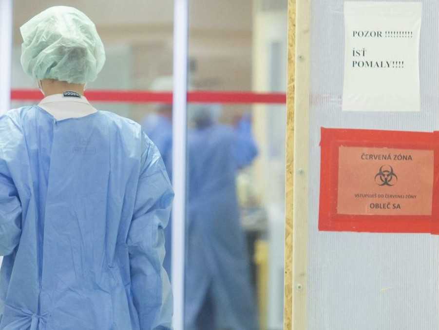 Na archívnej snímke nemocnica počas pandémie.