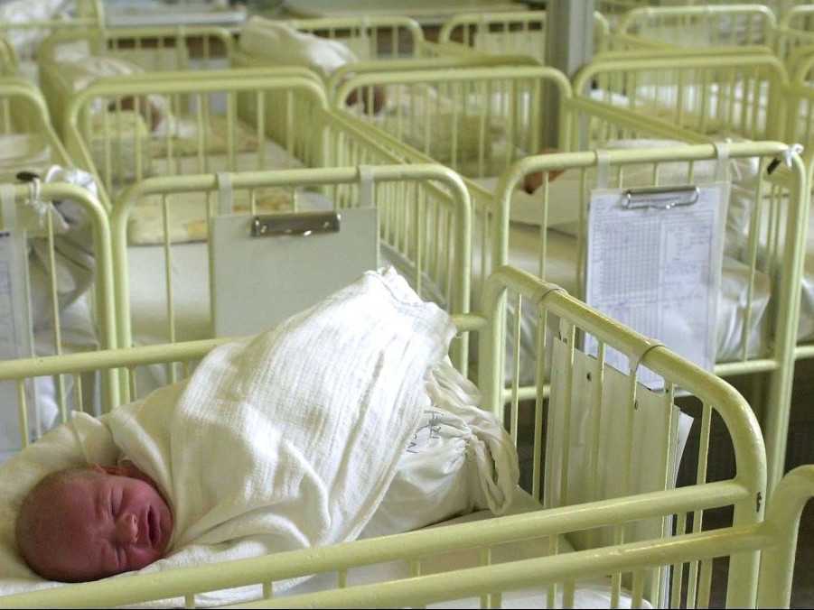 Novorodenec v pôrodnici.