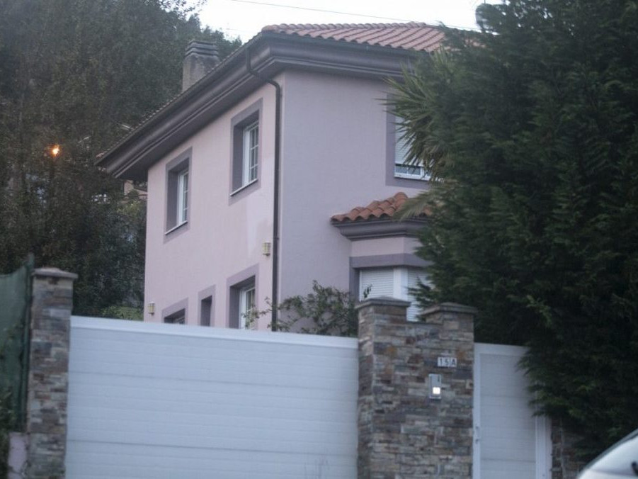 Na snímke dom v Španielsku, kde rodičia väznili svoje deti.