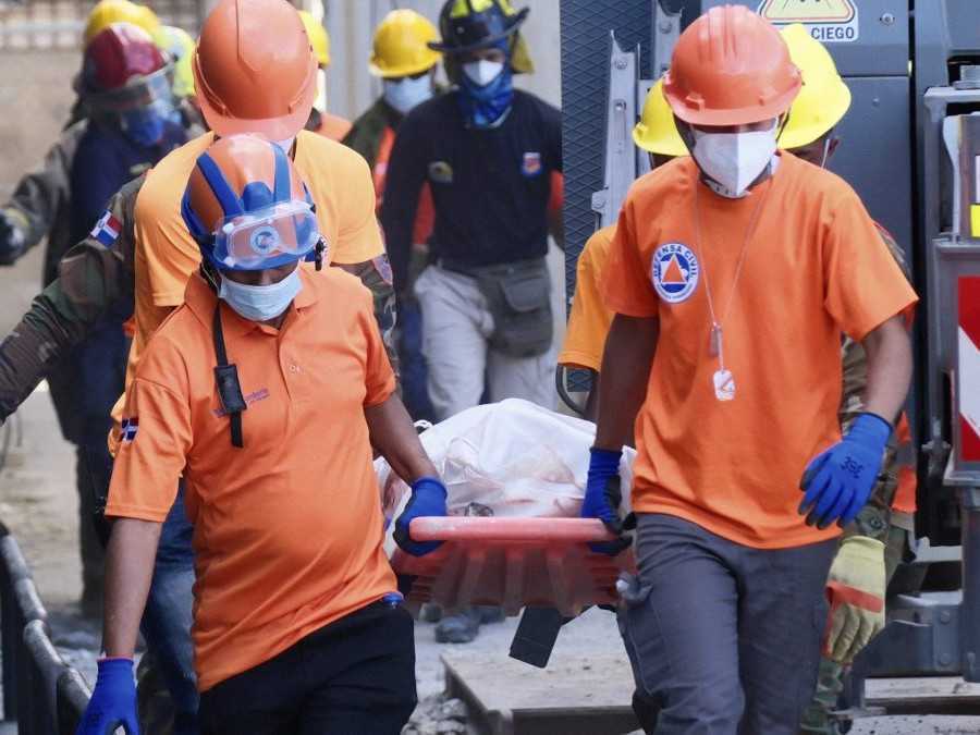 Záchranári vyslobodzujú telá spod trosiek v meste Santo Domingo.