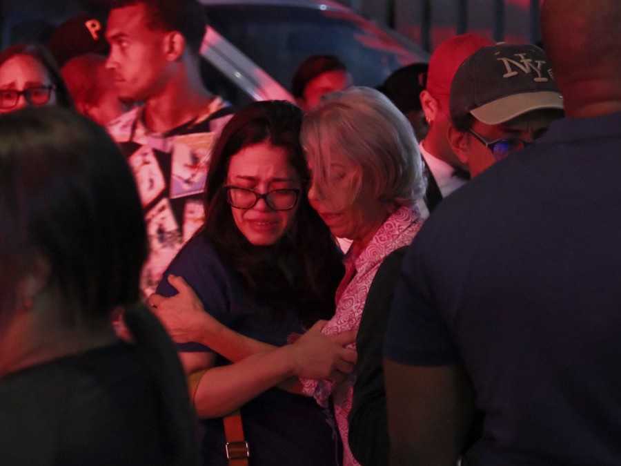 Príbuzní nezvestných na mieste tragédie.