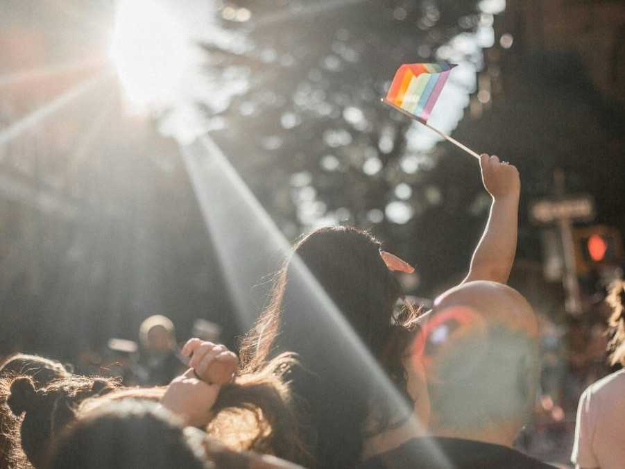 žena s dúhovou vlajkou