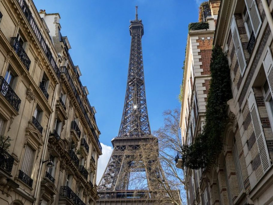 Na ilustračnej snímke pohľad na Eiffelovu vežu z jednej z ulíc v Paríži.