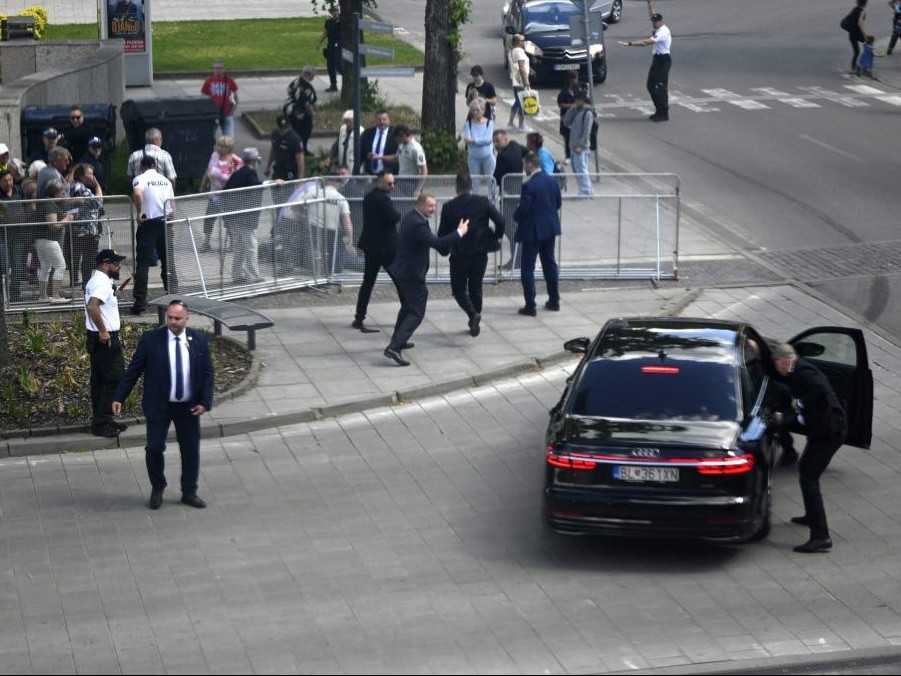 Na snímke vo vládnej limuzíne predseda vlády Robert Fico po streľbe po výjazdovom rokovaní vlády v Handlovej.