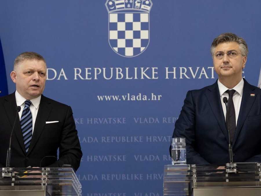Na snímke Robert Fico (vľavo) a chorvátsky premiér Andrej Plenkovič.