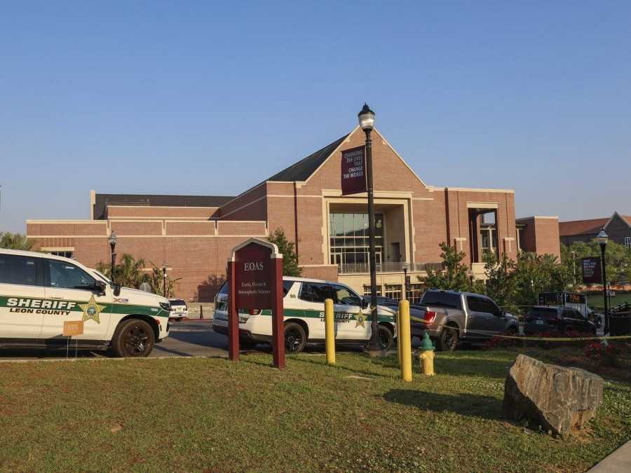 Policajné autá pred budovou floridskej univerzity.