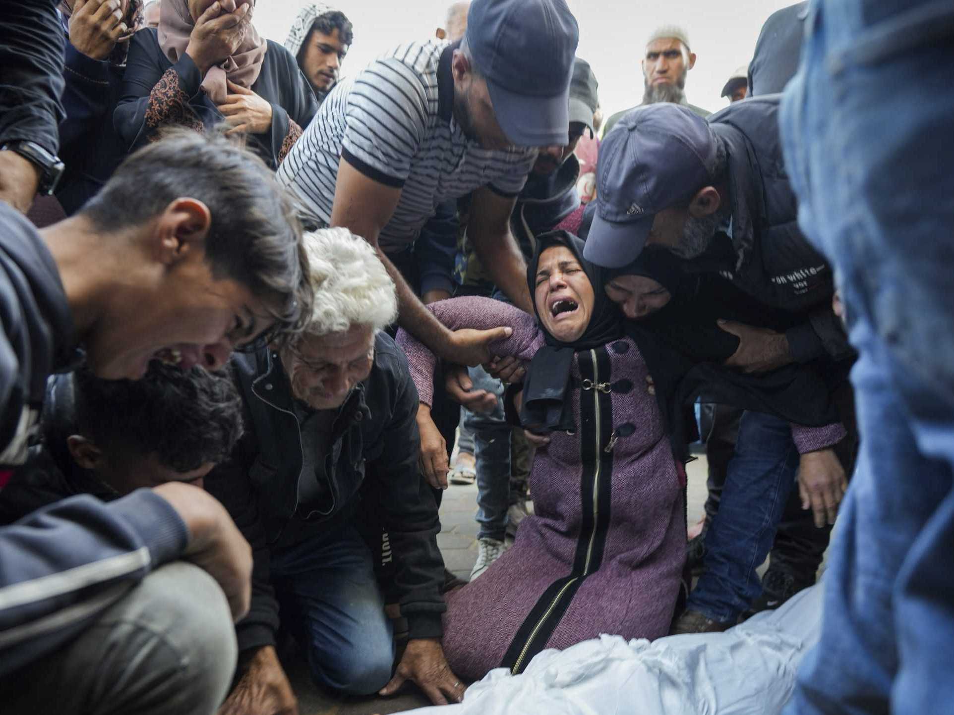 Palestínčania trúchlia nad telom zabitého príbuzného.