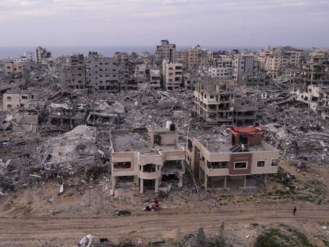 Na snímke zničené budovy na severe Gazy.