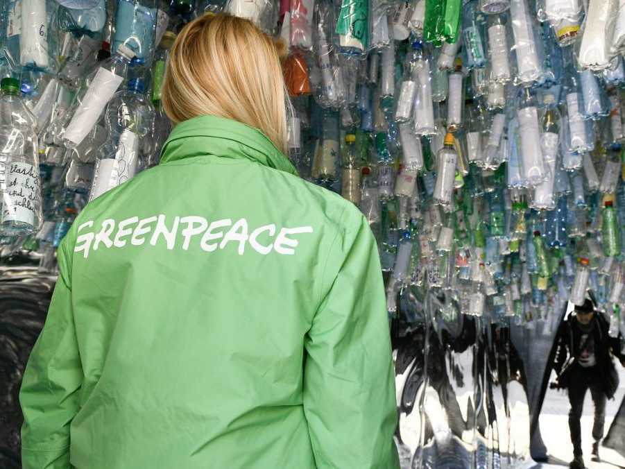 Na ilustračnej snímke žena vo vetrovke s logom Greenpeace.