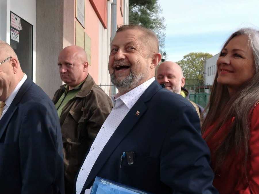 Na snímke Štefan Harabin (uprostred) prichádza na súdne pojednávanie na Špecializovaný trestný súd.