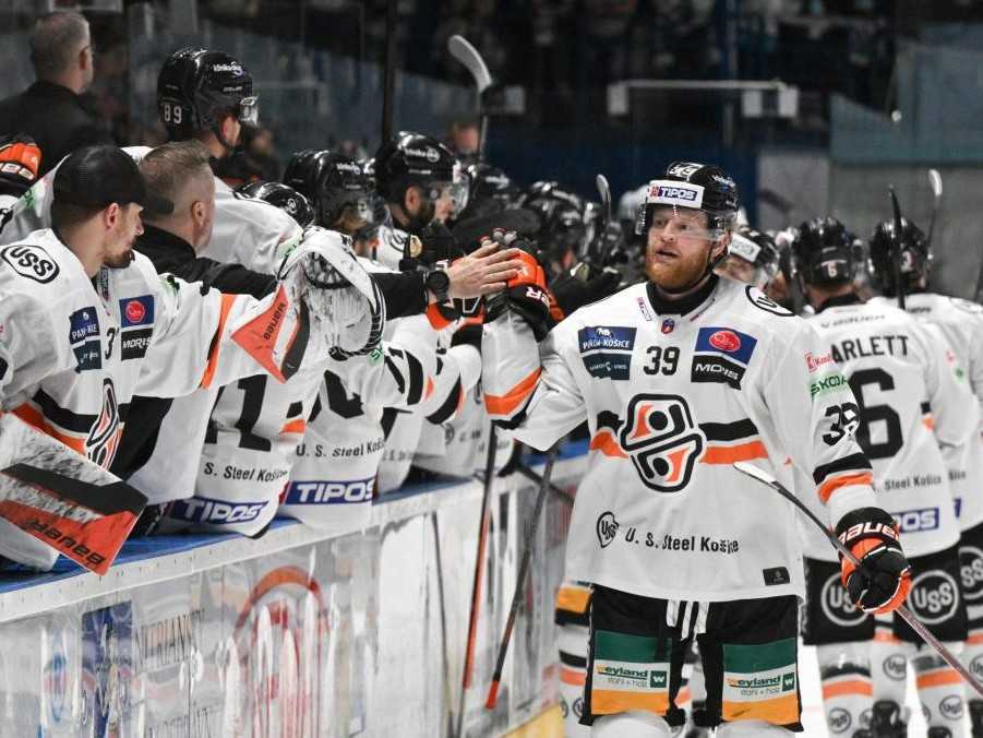 Na snímke radosť hráčov Košíc po góle.