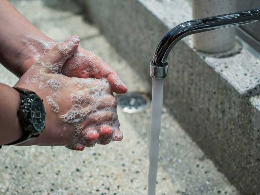 Ilustračná snímka umývania rúk.