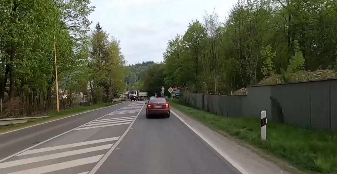 Nebezpečné predbiehanie, bezohľadnosť a každodenné kolóny: Takto vyzerá problémová cesta medzi Breznom a Banskou Bystricou