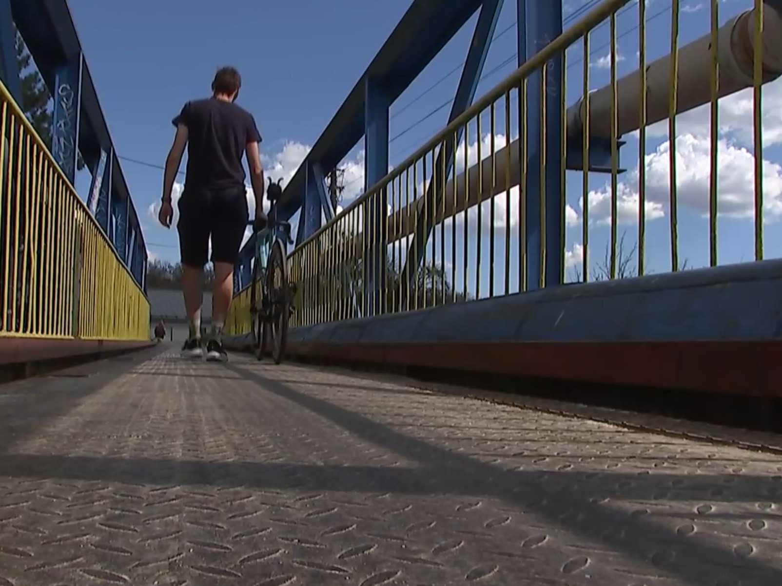 Niekto most zrejme úmyselne polial kuchynským olejom.