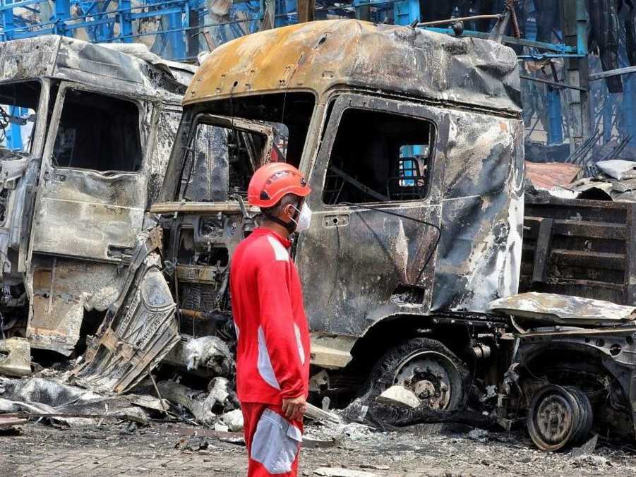 Záchranár stojí na mieste výbuchu v meste Bandar.