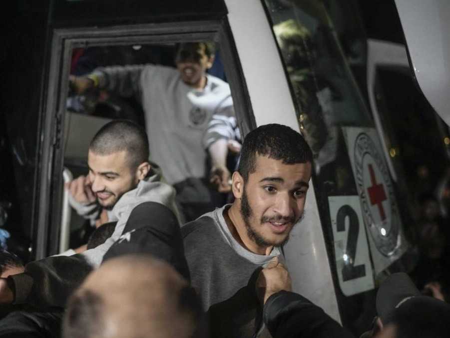 Muži opúšťajú autobus s väzňami.