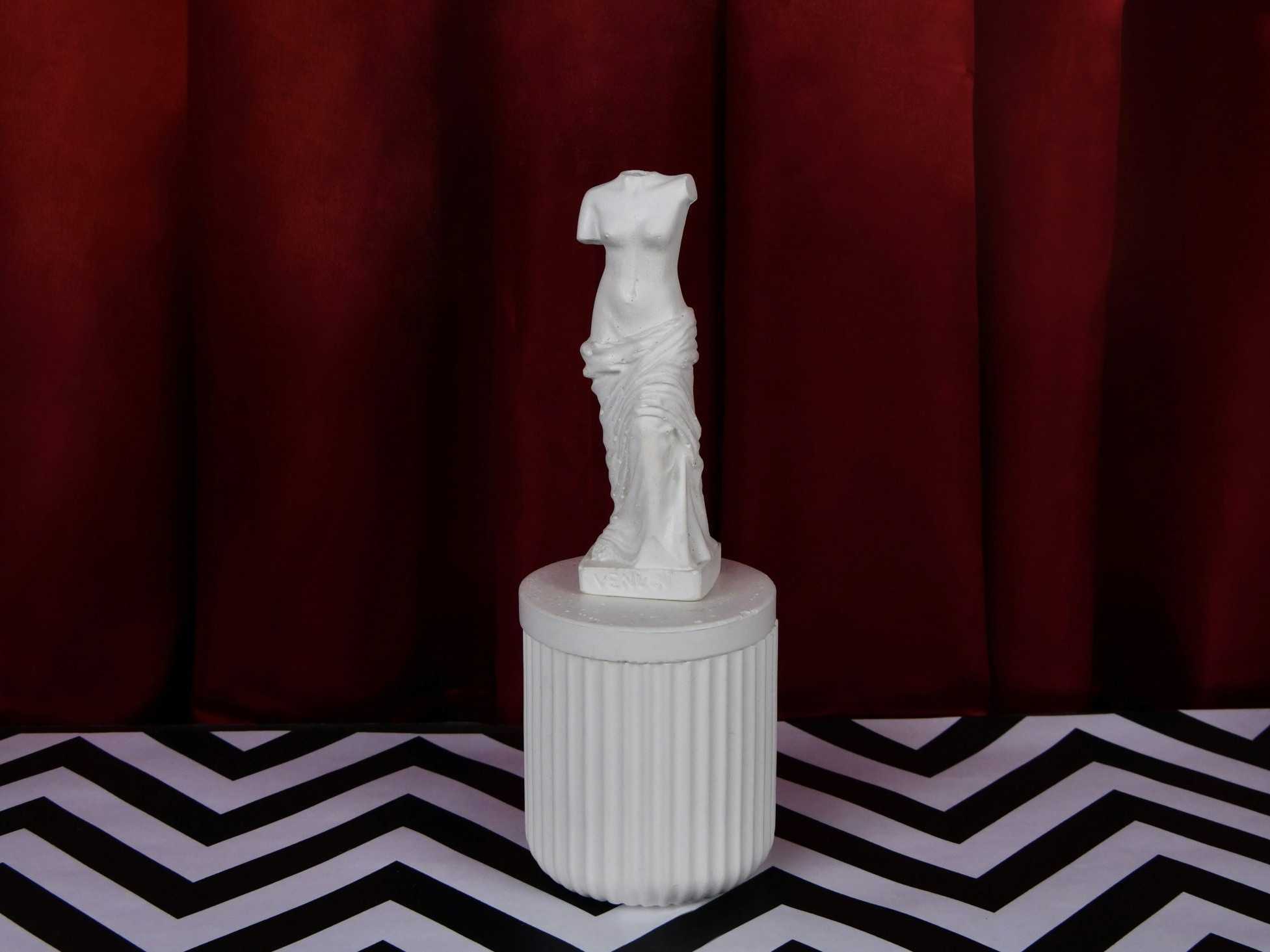 Seriál má výraznú svojskú estetiku.