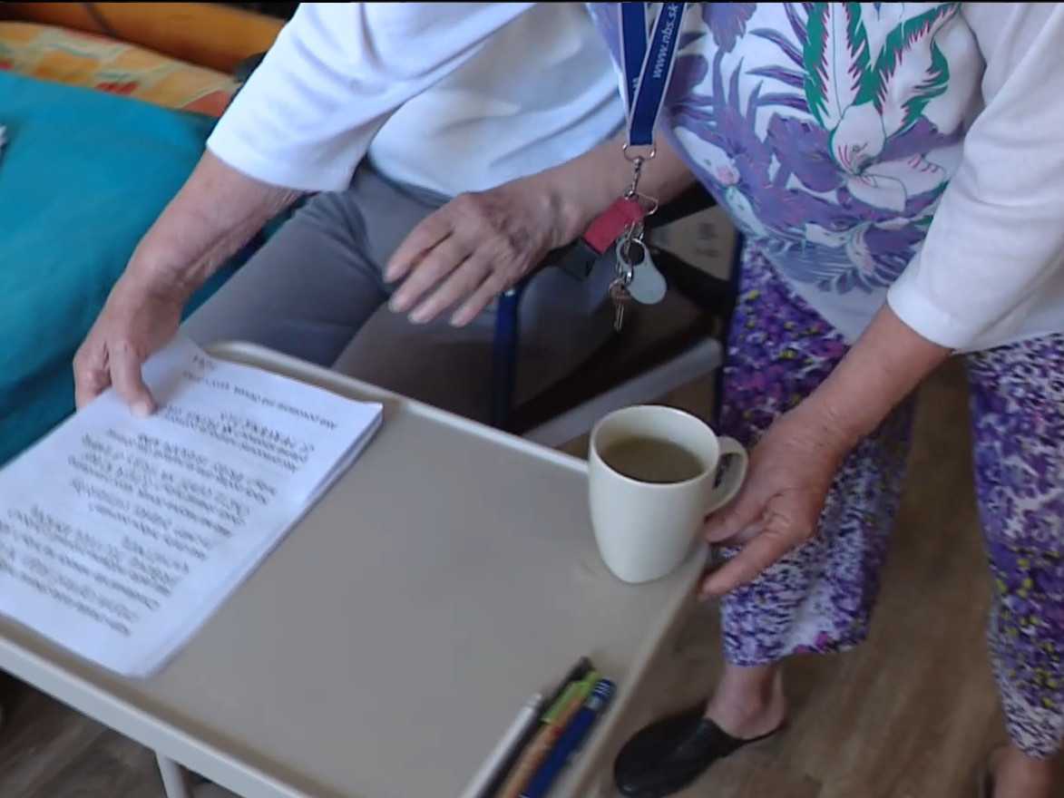 Práca opatrovateľov je náročná a slabo finančne ohodnotená.