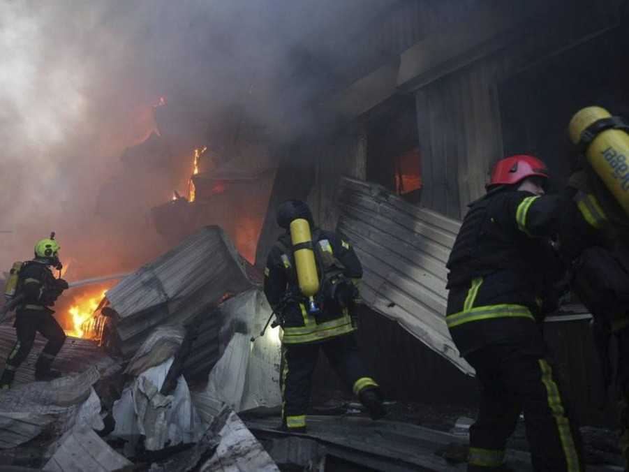 Záchranári hasia požiar