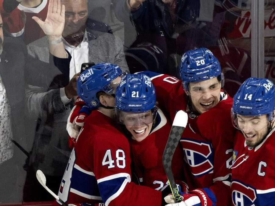 Na snímke hráči Montrealu so Slafkovským oslavujú gól.