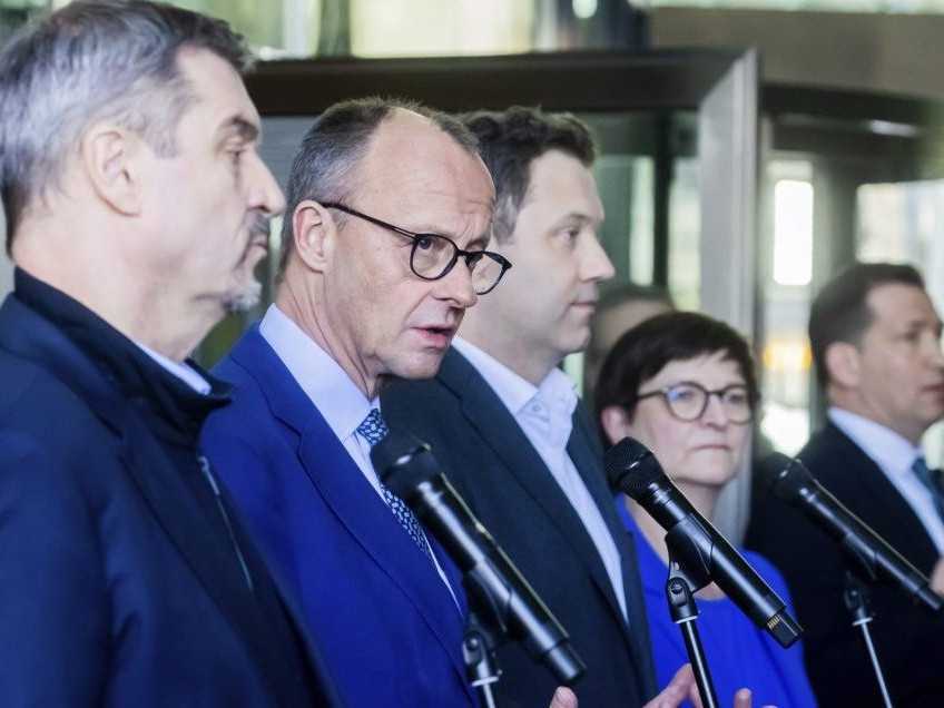 Zľava: Markus Söder, ministerský predseda Bavorska a predseda CSU, Friedrich Merz, kandidát CDU na kancelára a spolkový predseda CDU, Lars Klingbeil, predseda parlamentnej frakcie SPD a spolkový predseda SPD, a Saskia Esken, spolková predsedníčka SPD.