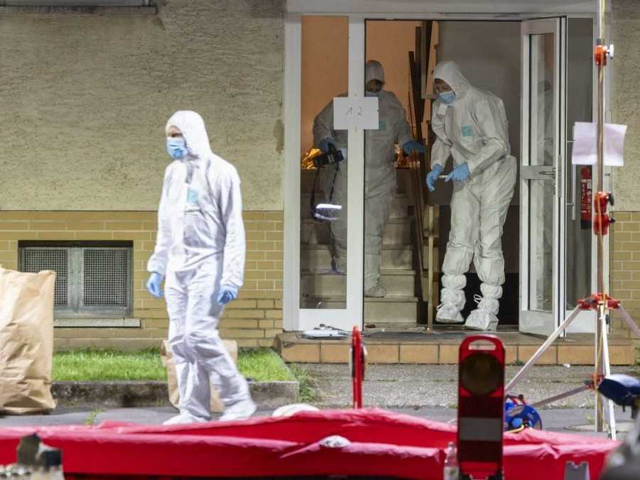 Policajní kriminalisti vyšetrujú miesto činu v nemeckom meste Bad Nauheim.