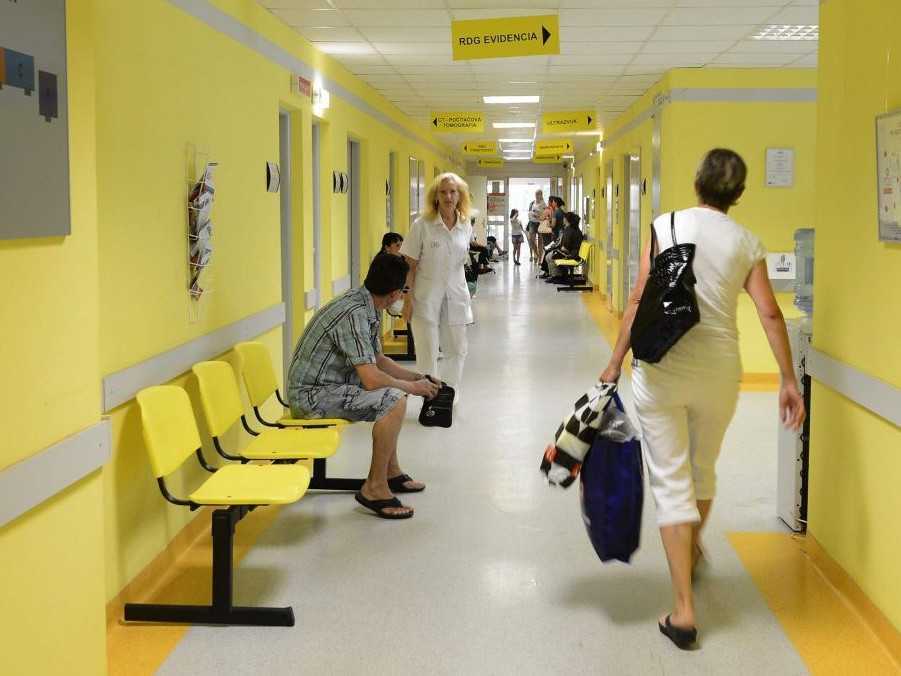 ľudia v čakárni v nemocnici