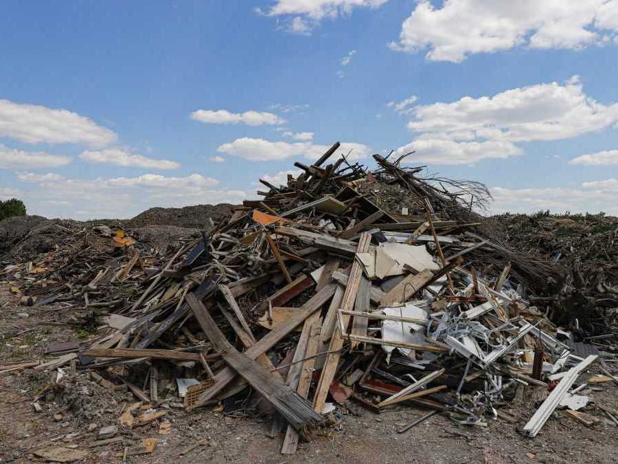 Odpad z nelegálnej skládky v Ivanke pri Dunaji v okrese Senec v katastrálnom území časti Farná.