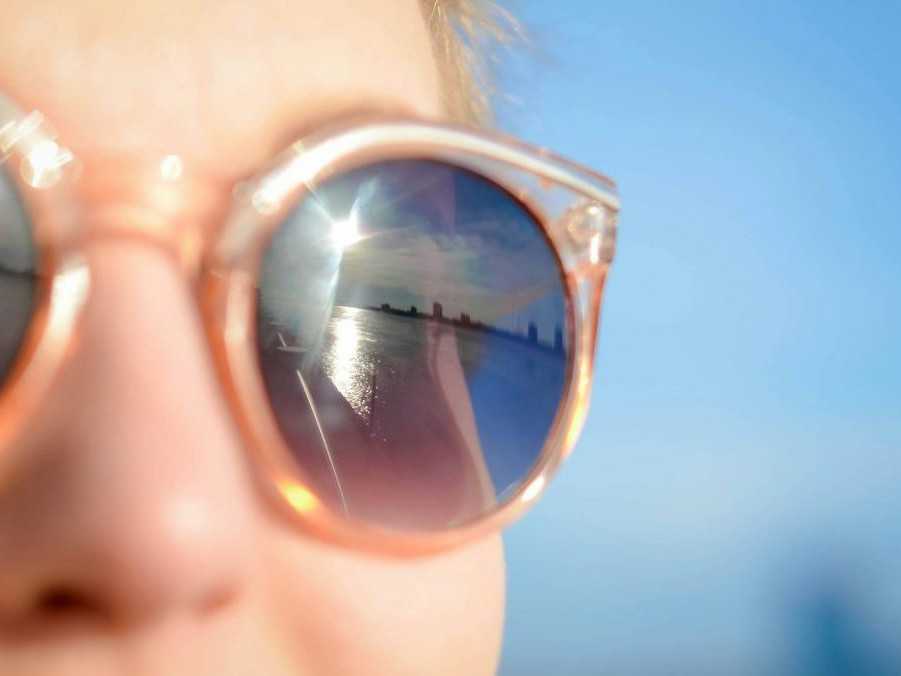 Na ilustračnej snímke žena so slnečnými okuliarmi.